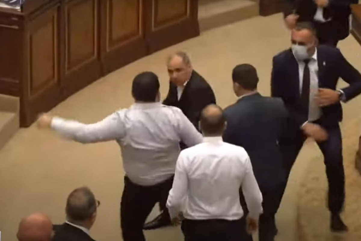 Ermənistanda hakim partiyanın deputatları müxalifətçi deputatı döyüb - VİDEO 