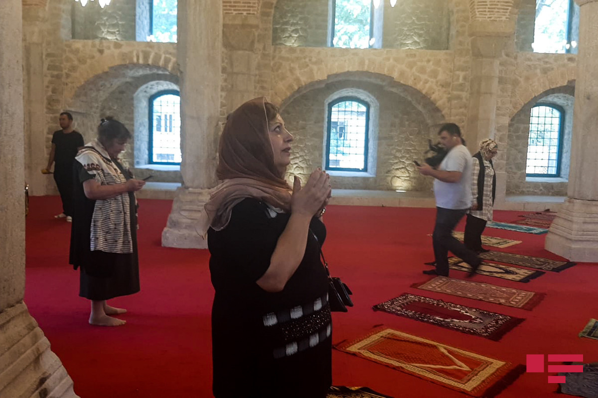 A group of Shusha residents perform salah in Yukhari Govhar Agha Mosque, sound prayers-PHOTO 