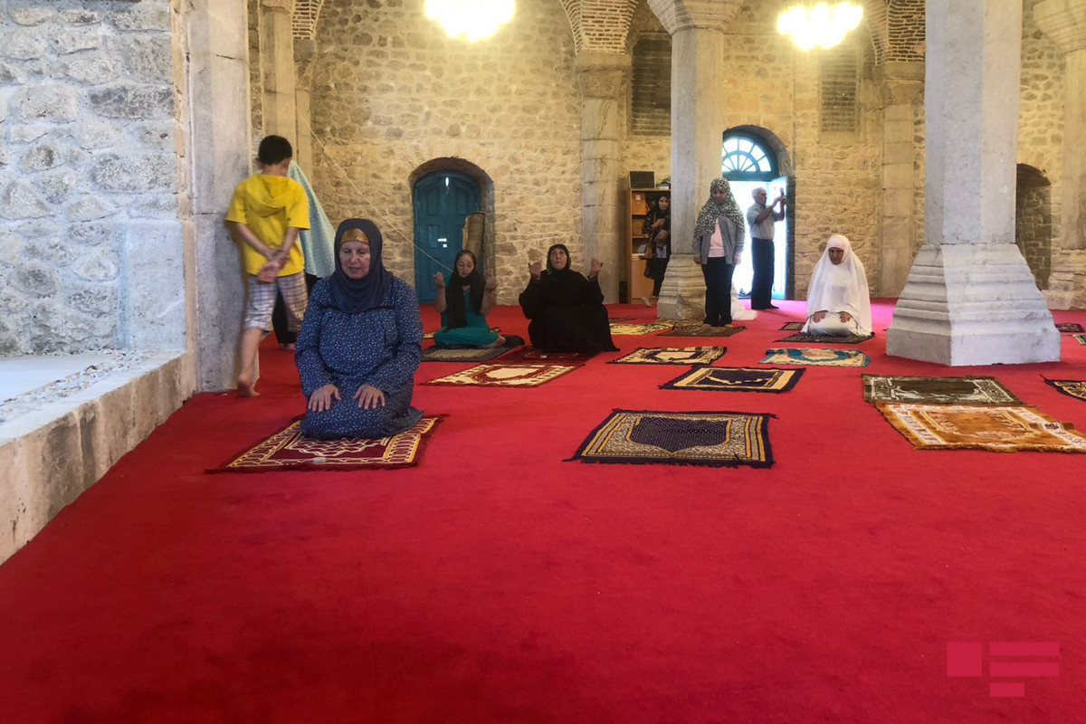 Группа жителей Шуши совершила намаз в мечети Юхары Говхар Ага