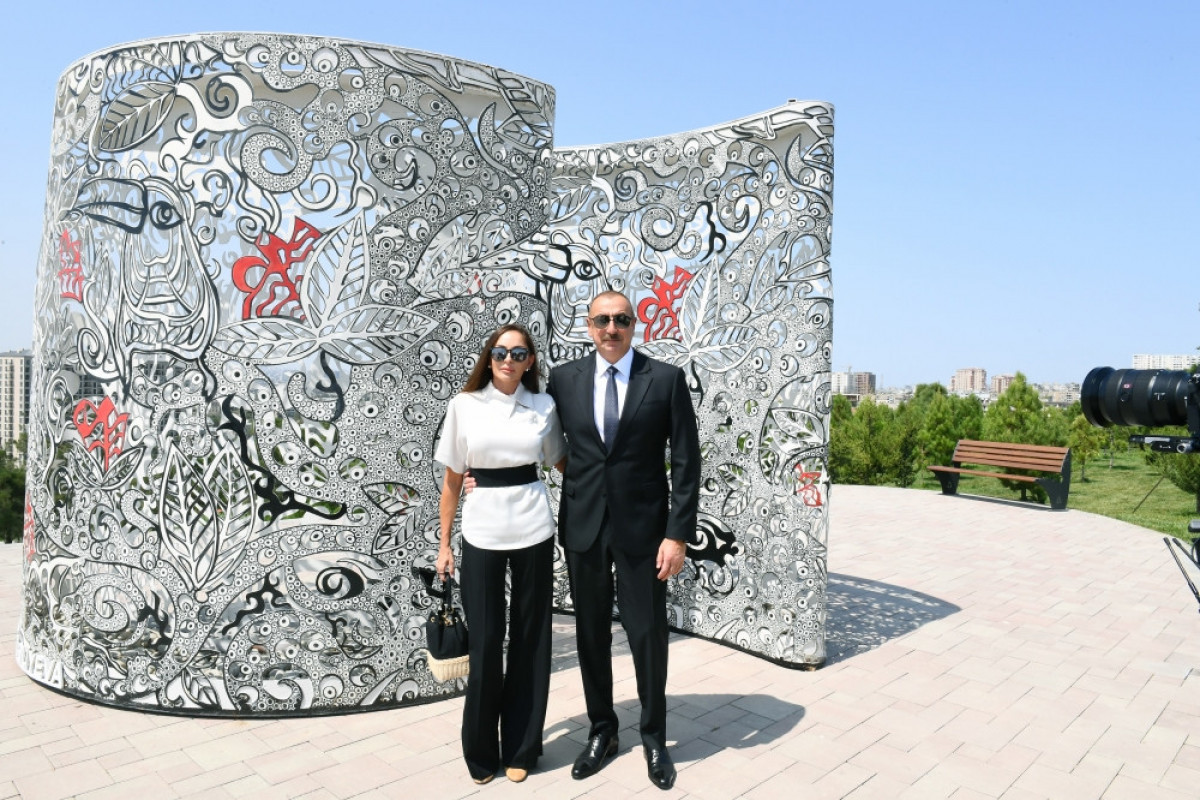 Президент Ильхам Алиев и первая леди Мехрибан Алиева приняли участие в открытии в Баку нового парка «Гянджлик»
