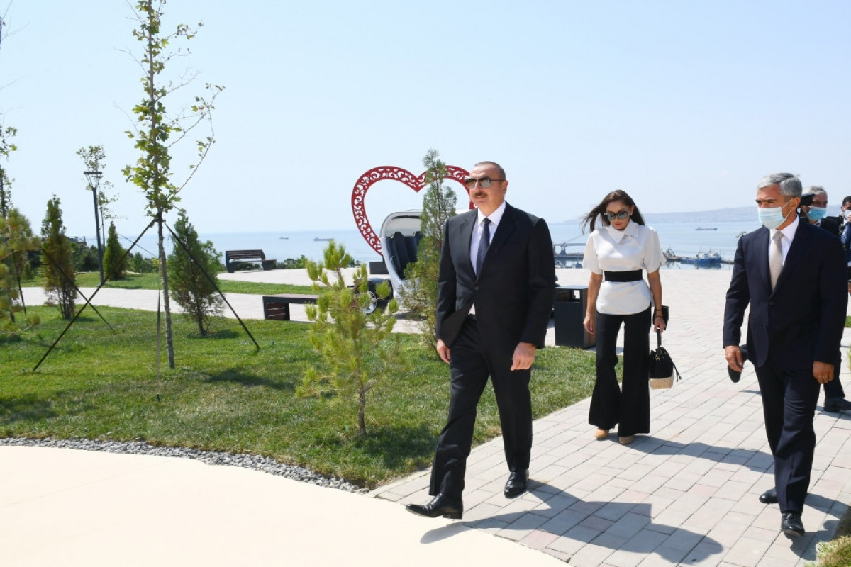 Президент Ильхам Алиев и первая леди Мехрибан Алиева приняли участие в открытии в Баку нового парка «Гянджлик»