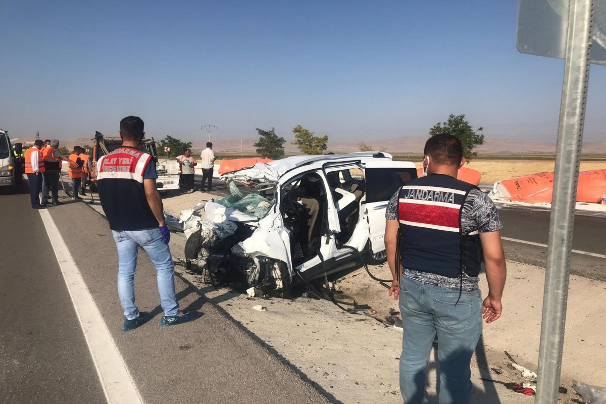 6 die in head-on collision in central Turkey
