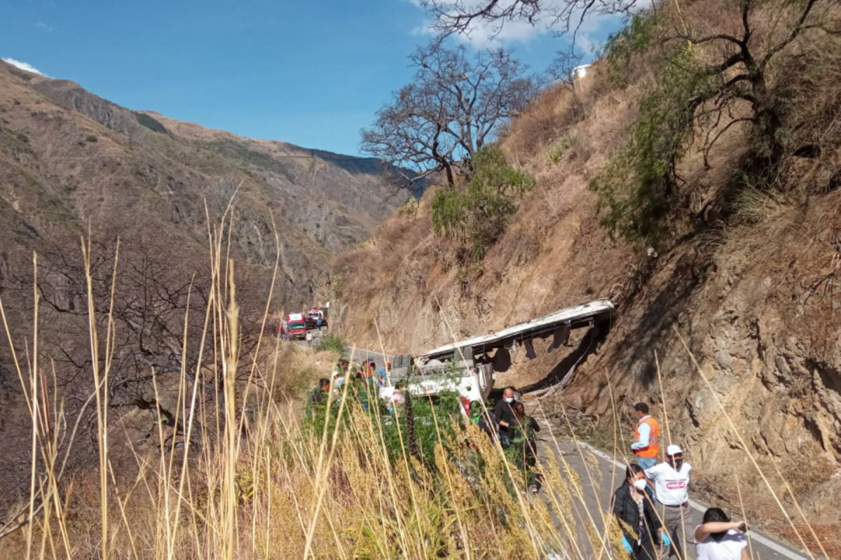 Peruda avtobus dərəyə aşıb, azı 15 nəfər ölüb