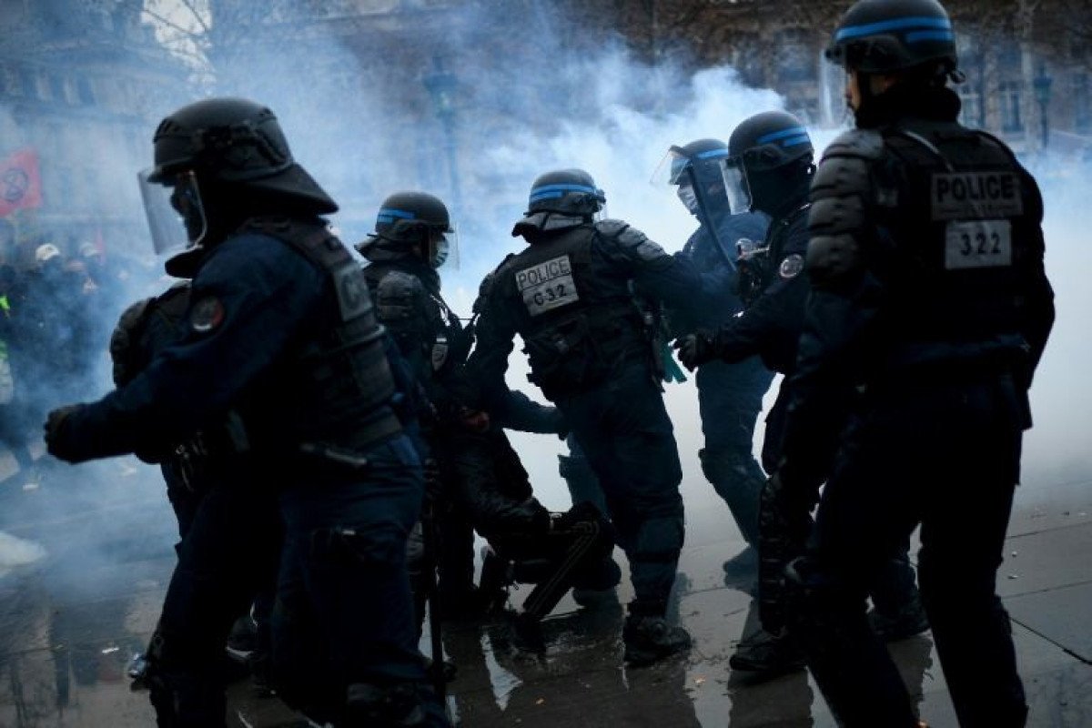 Fransada məcburi koronavirus peyvəndlərinə qarşı aksiyada 13 polis əməkdaşı xəsarət alıb