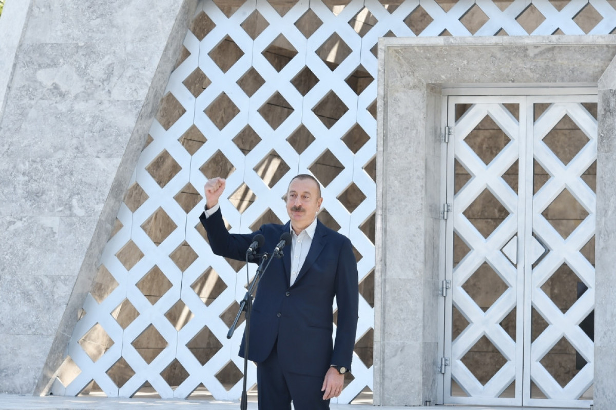 Президент Ильхам Алиев и первая леди Мехрибан Алиева приняли участие в открытии Дней поэзии Вагифа в Шуше - ОБНОВЛЕНО-2 