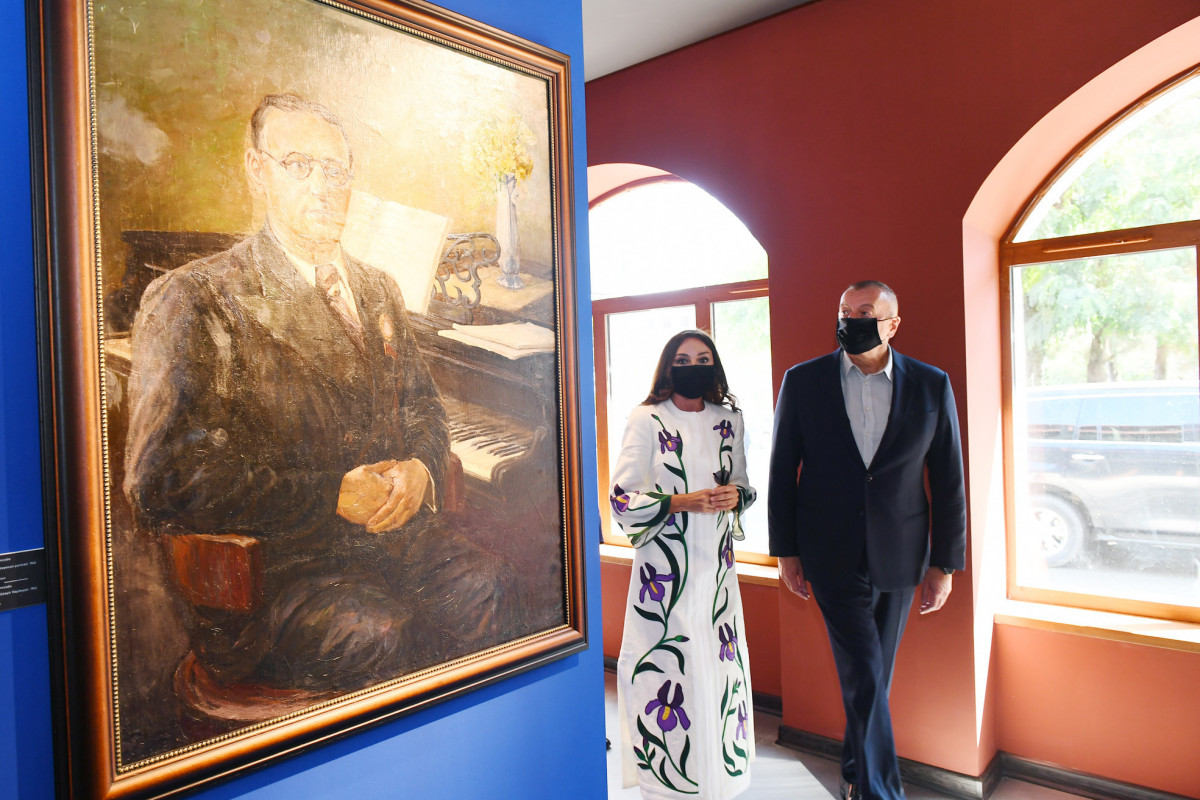 Президент Ильхам Алиев и первая леди Мехрибан Алиева ознакомились с выставками, организованными Фондом Гейдара Алиева в Шуше-ФОТО 