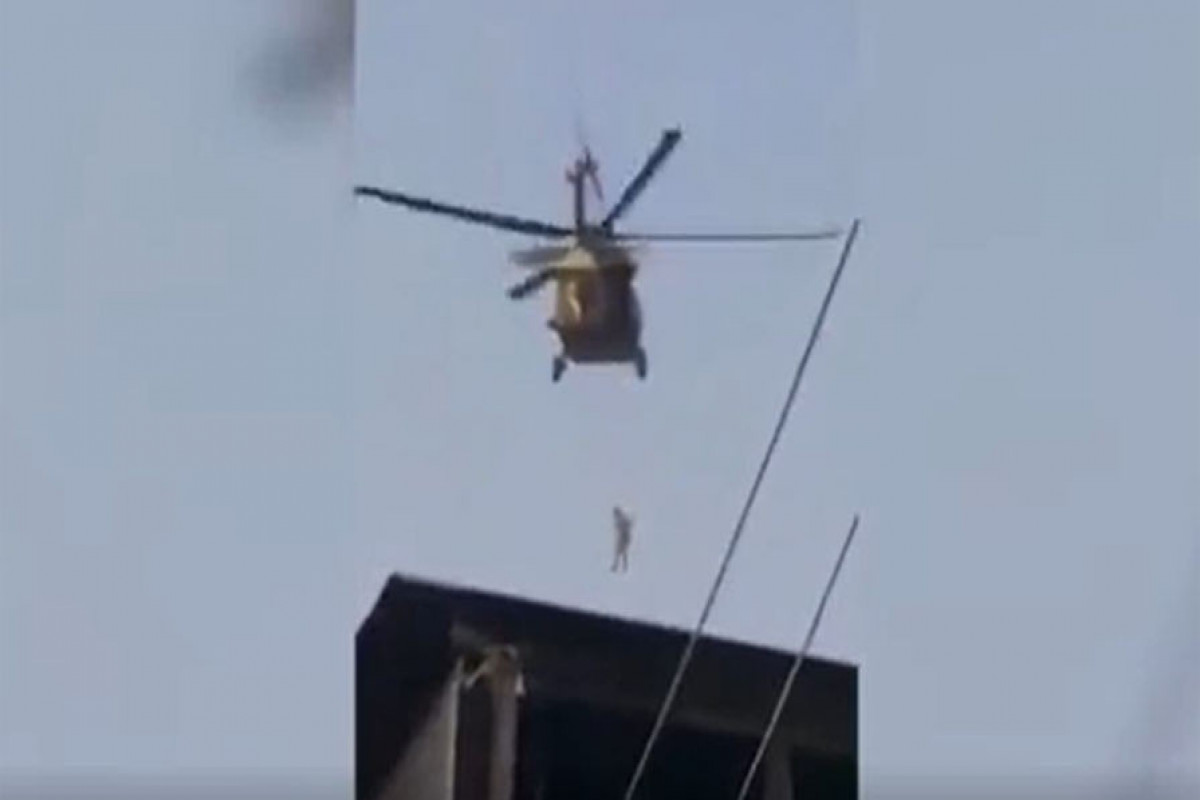 Вертолет талибов с подвешенным человеком попал на видео-ВИДЕО 