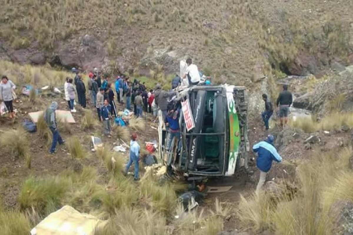 Bus plunges in Peru