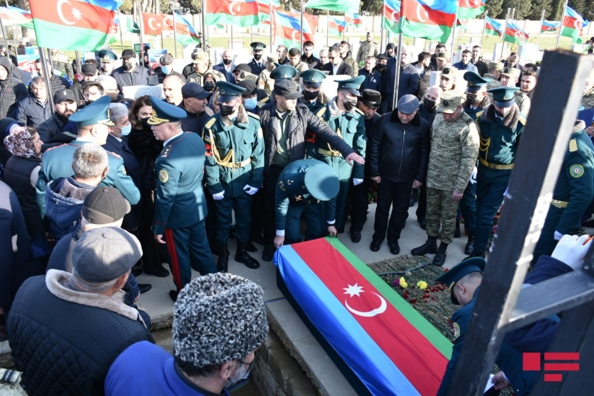 На Второй Аллее Шехидов похоронены военнослужащие, погибшие в результате крушения вертолета-ОБНОВЛЕНО-1 