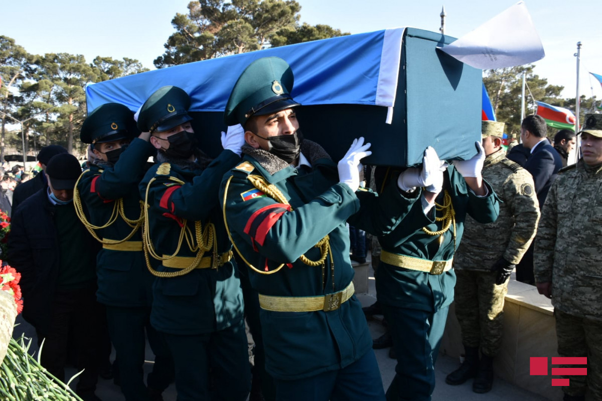 На Второй Аллее Шехидов похоронены военнослужащие, погибшие в результате крушения вертолета-ОБНОВЛЕНО-1 