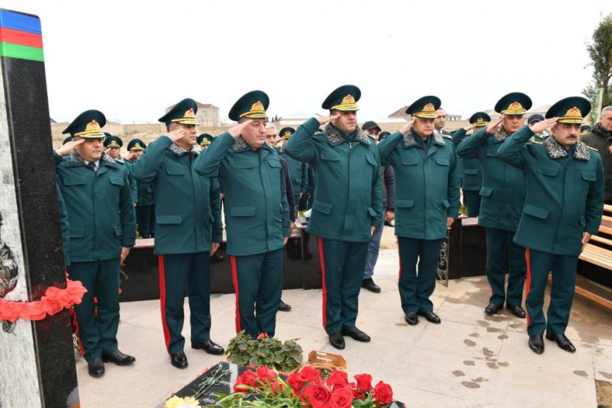 Начальник ГПС посетил могилы военнослужащих, погибших при крушении вертолета