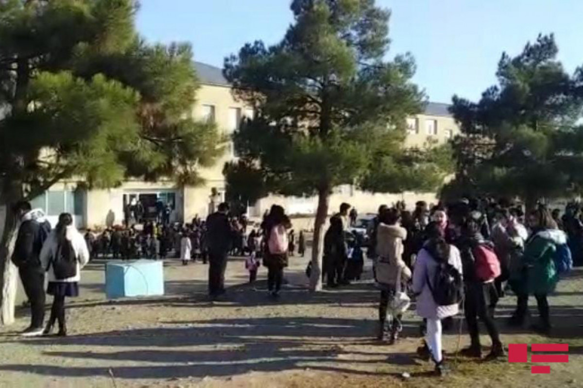 В Шамкире произошел пожар в школе, учащиеся эвакуированы