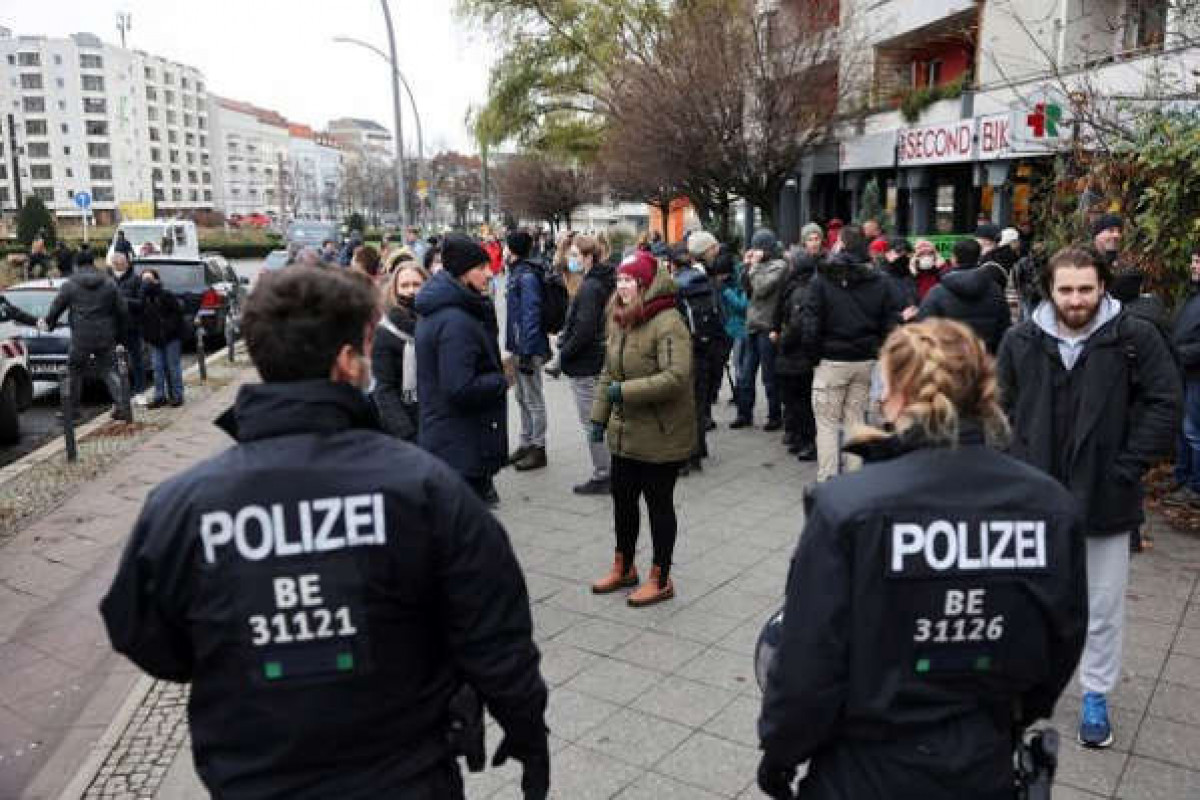 Almaniyada etiraz aksiyaları zamanı 5 jurnalistə hücum olunub, onlardan 3-ü yaralanıb