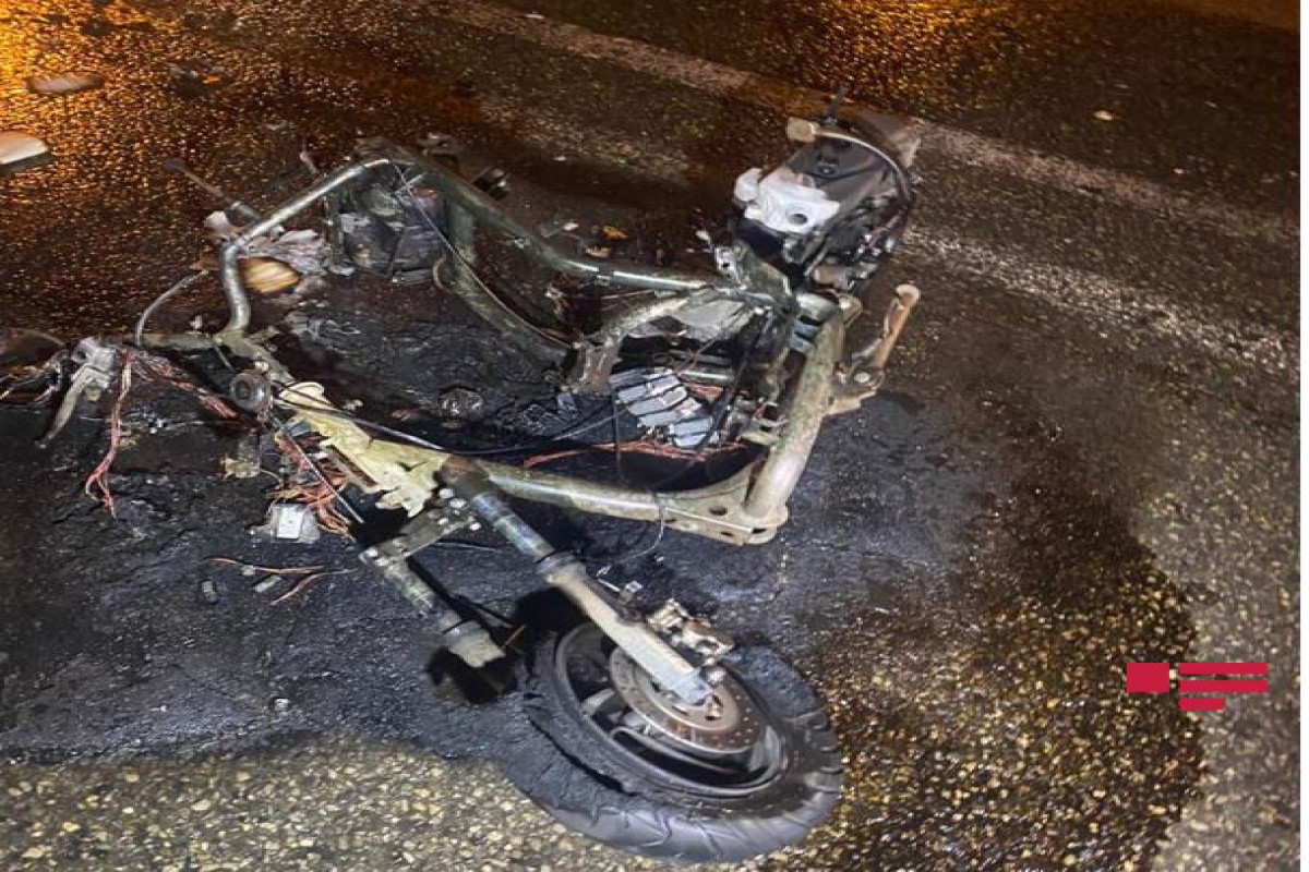 Bakıda avtomobilin vurduğu moped yanıb  - FOTO  - VİDEO 