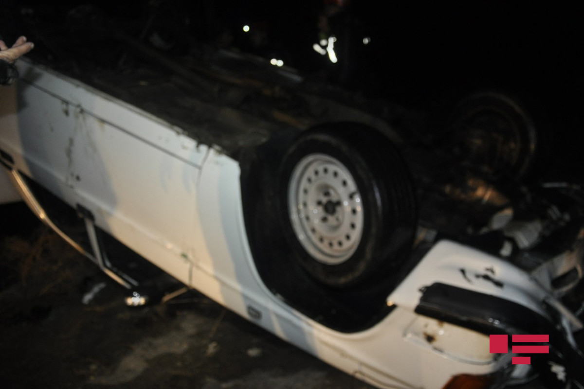 В Сабирабаде автомобиль упал в канал, погибли два человека