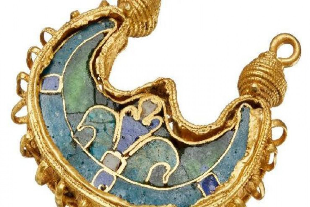 1,000-year-old Egyptian earring