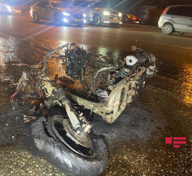 Bakıda avtomobilin vurduğu moped yanıb - FOTO 