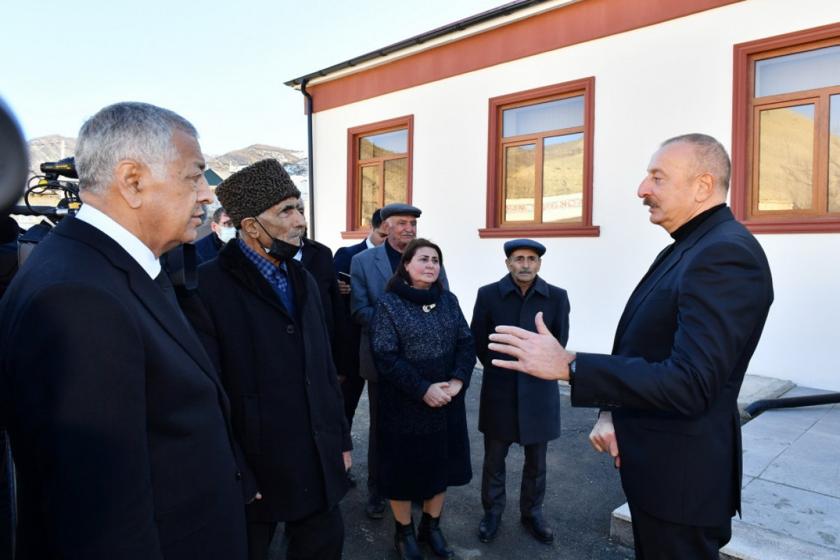 Президент Ильхам Алиев ознакомился с работами по реконструкции в губинском поселке Гонагкенд