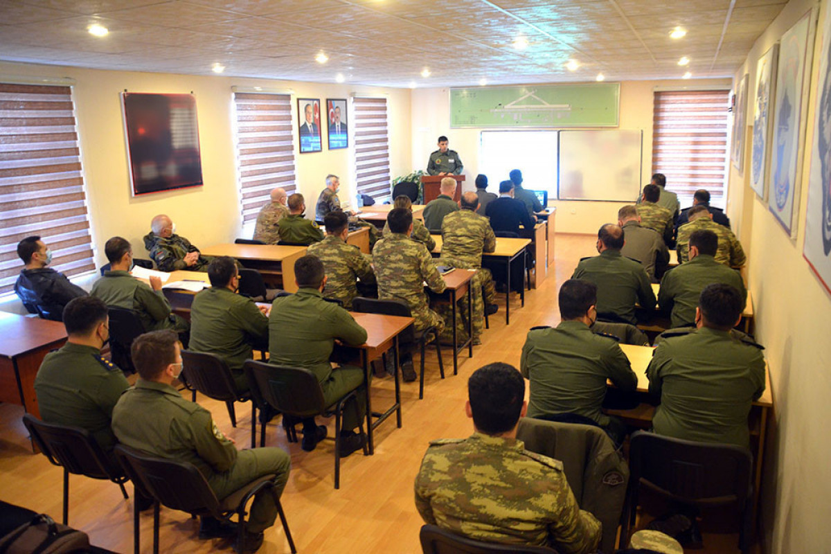 Мобильной тренинговой группой НАТО проводятся курсы