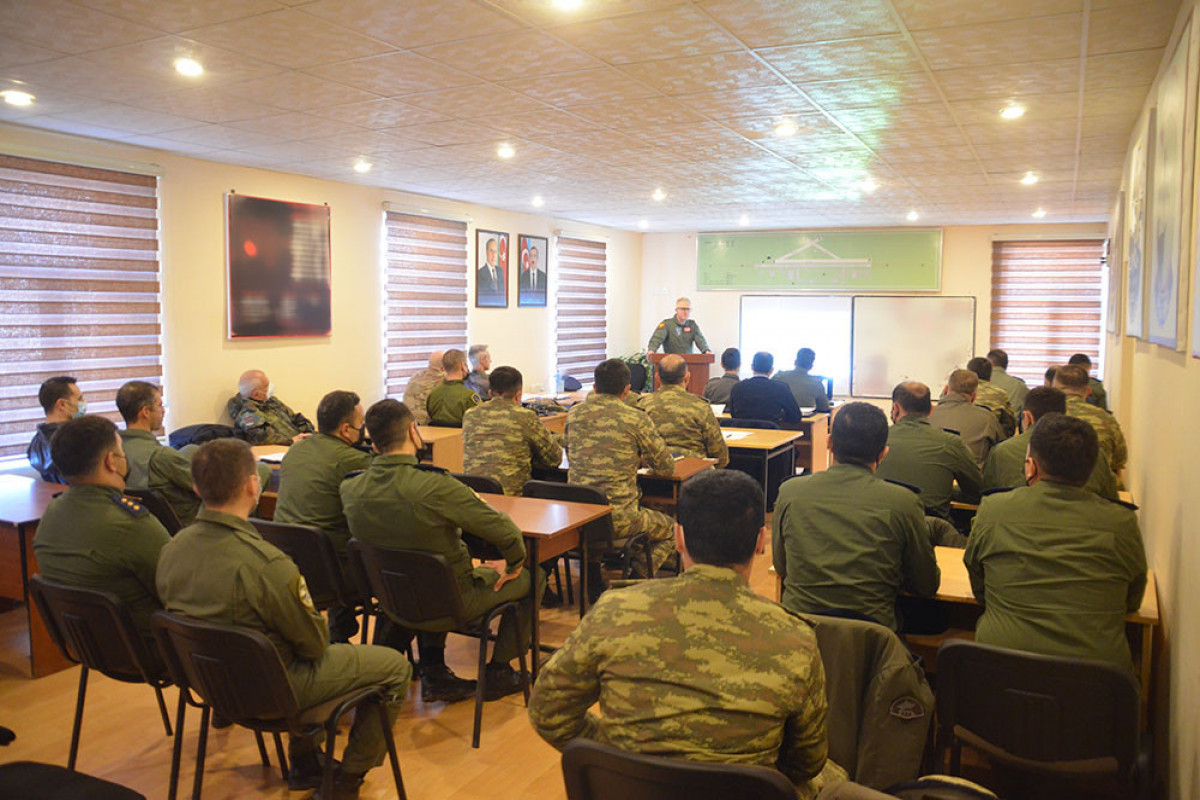 Мобильной тренинговой группой НАТО проводятся курсы