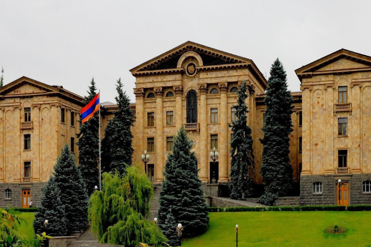 Ermənistan parlamentində kütləvi dava olub - VİDEO 