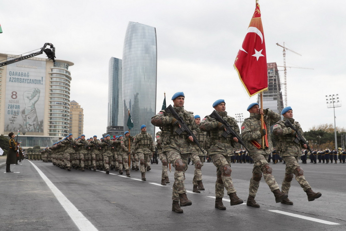 Azadlıq meydanında Zəfər paradı