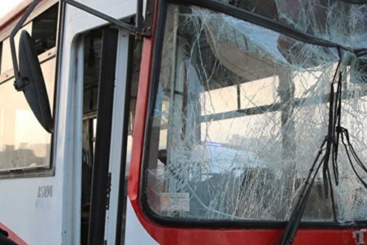 Motosiklet sürücüsü marşrut avtobusunun şüşəsini sındırıb