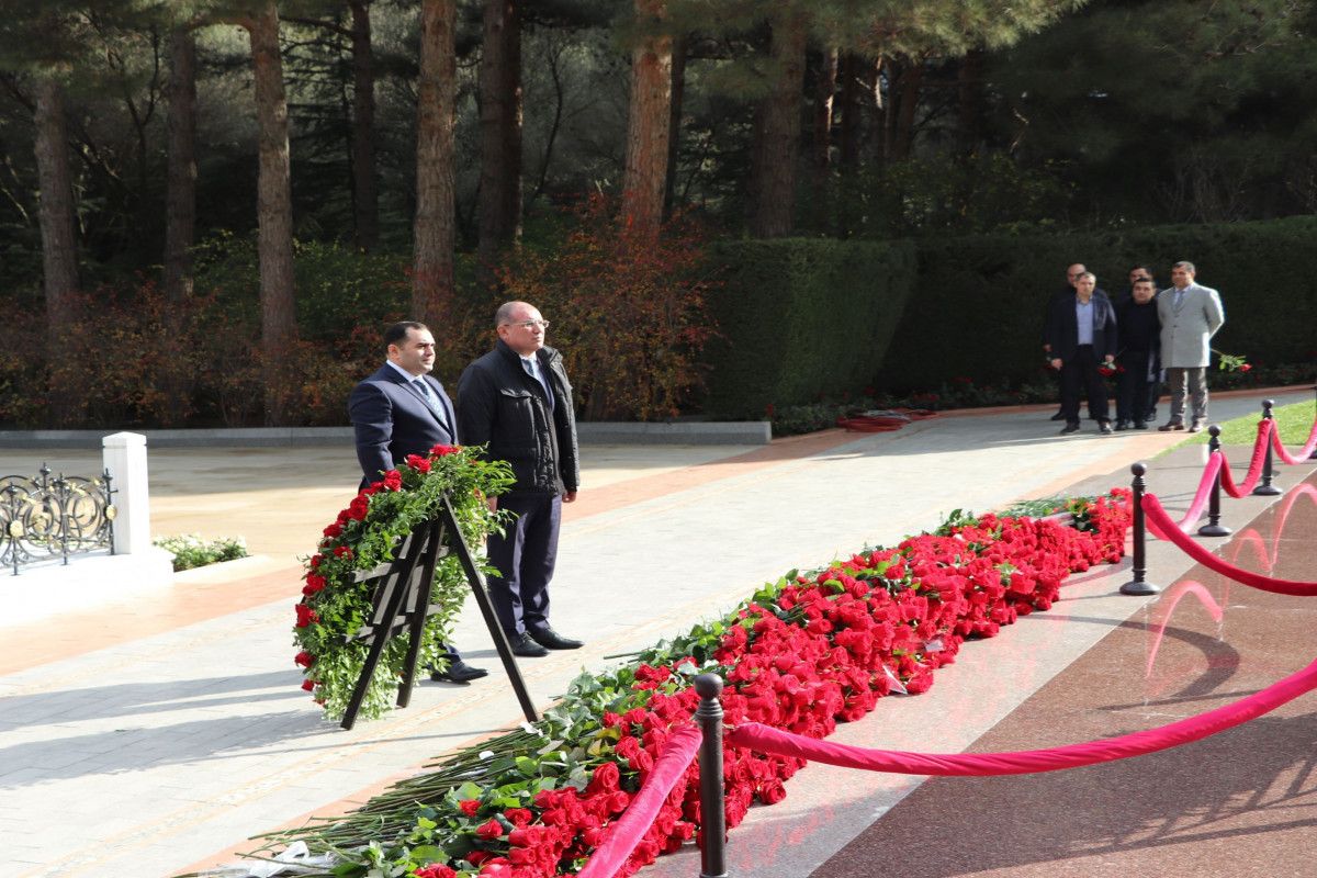 ADIF əməkdaşları Heydər Əliyevin məzarını ziyarət edib - FOTO 