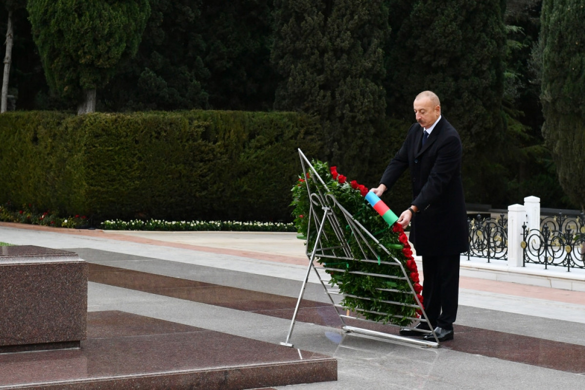 Prezident İlham Əliyev, birinci xanım Mehriban Əliyeva və ailə üzvləri ümummilli lider Heydər Əliyevin məzarını ziyarət ediblər - FOTOLENT  - YENİLƏNİB  - VİDEO 