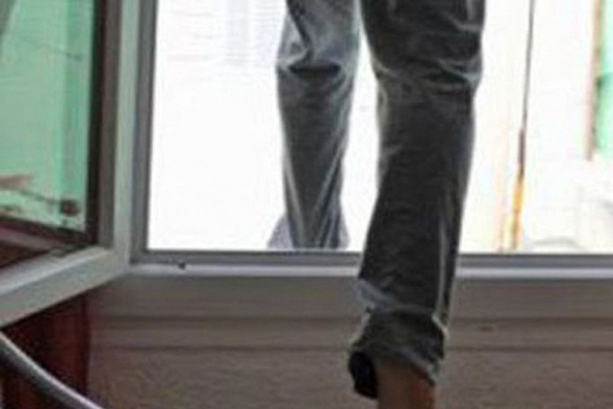 Bakıda kişi özünü binadan ataraq intihar edib