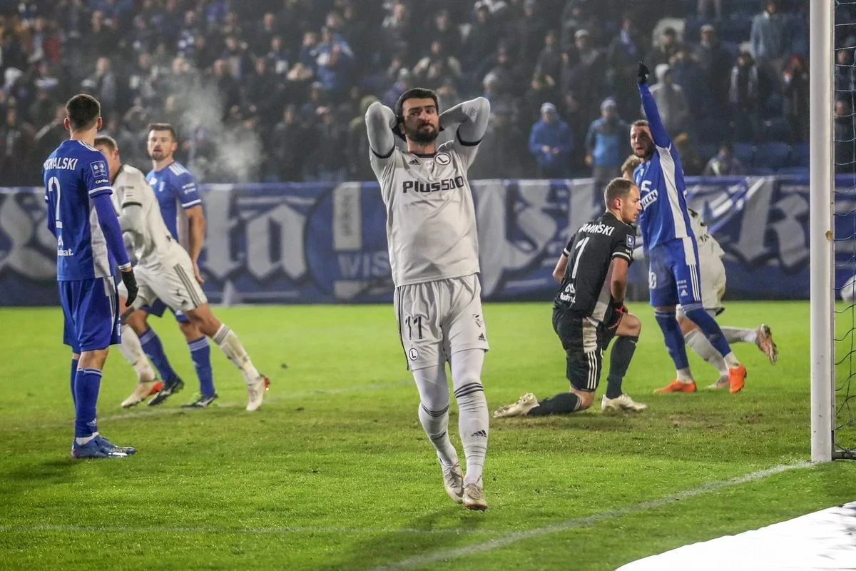 Mahir Emrelinin komandasına azarkeşlər hücum edib, iki futbolçu xəsarət alıb
