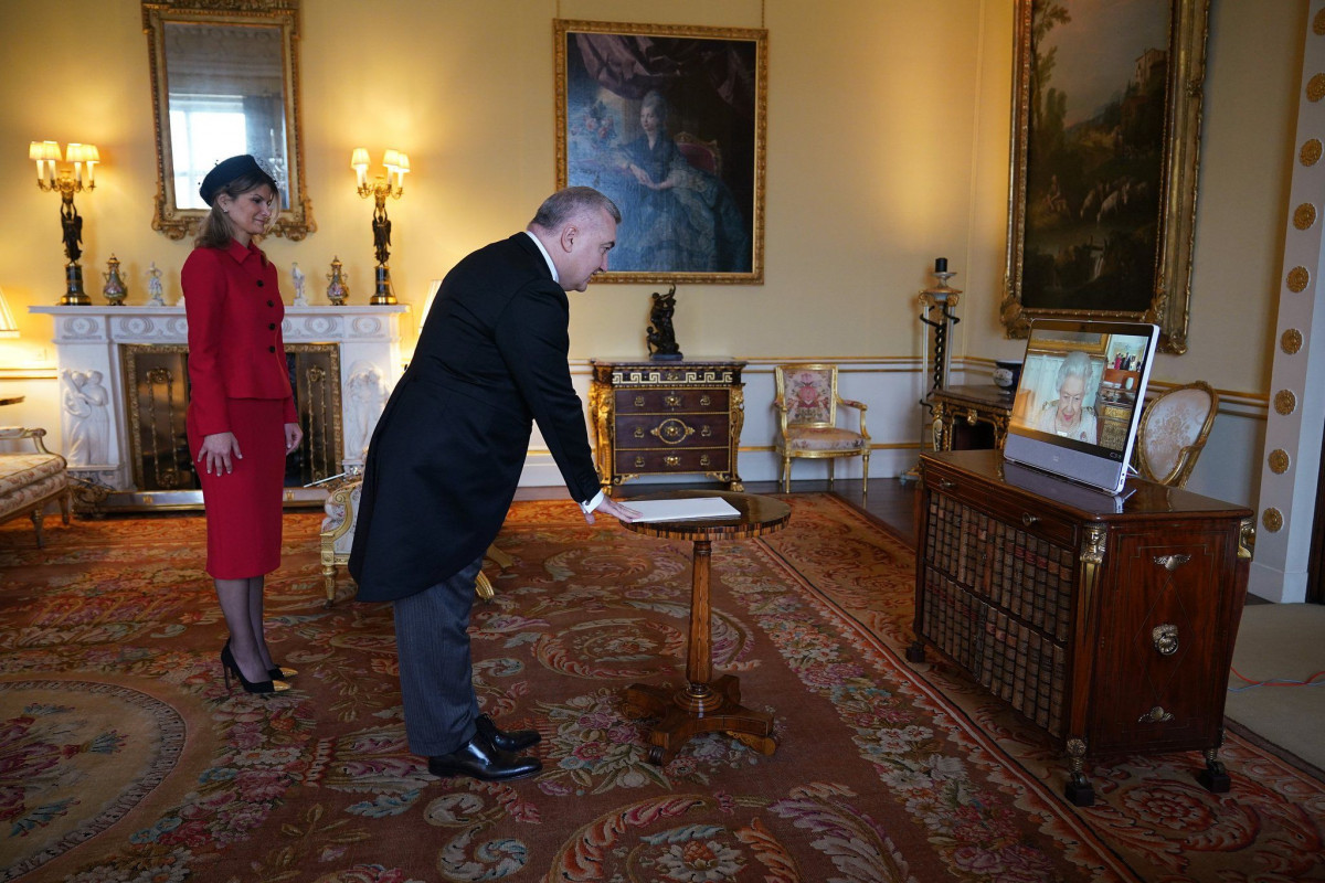 Azərbaycan səfiri Britaniya Kraliçasına etimadnaməsini təqdim edib - FOTO 