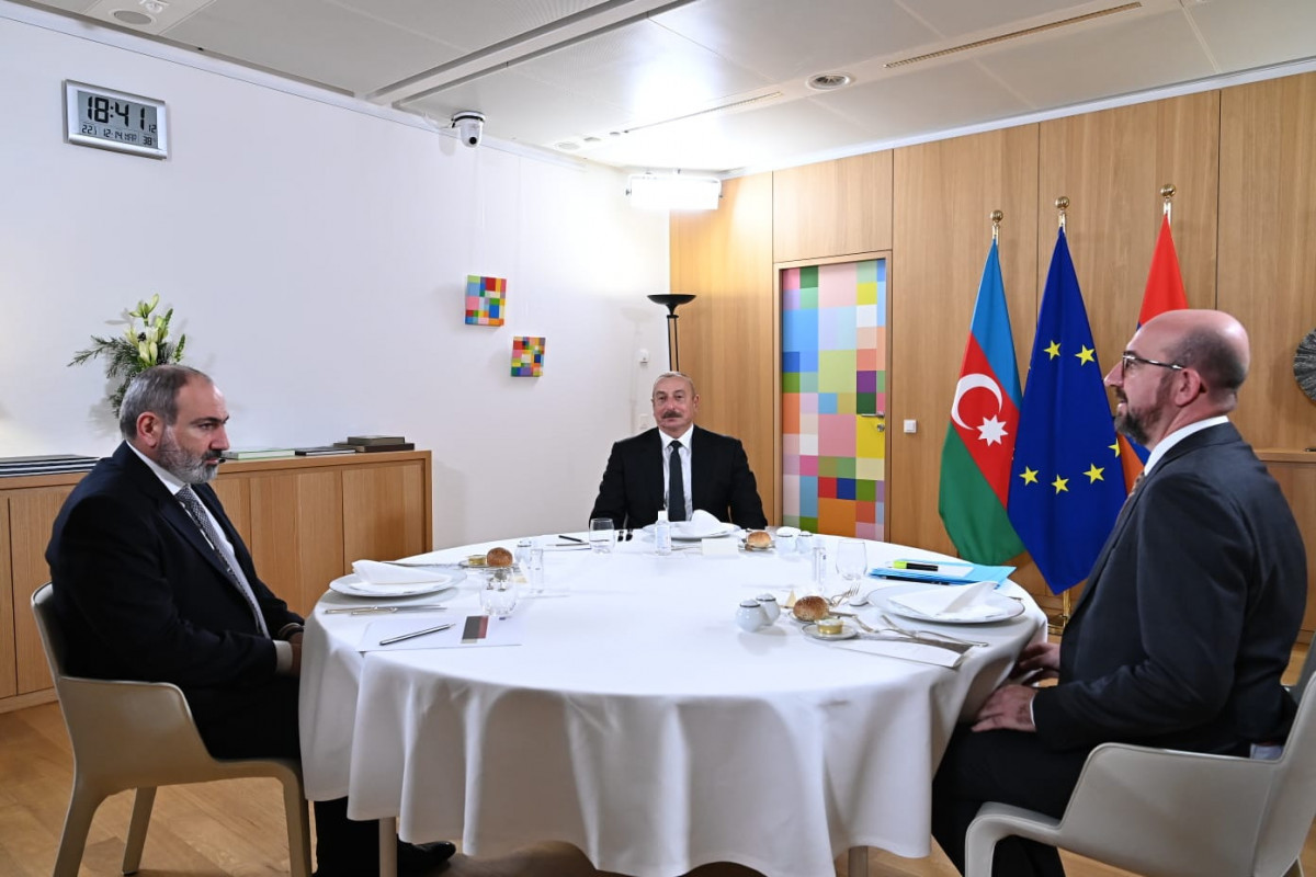 Brüsseldə Şarl Mişelin iştirakı ilə Azərbaycan Prezidenti və Ermənistan  Baş nazirinin görüşü başlayıb