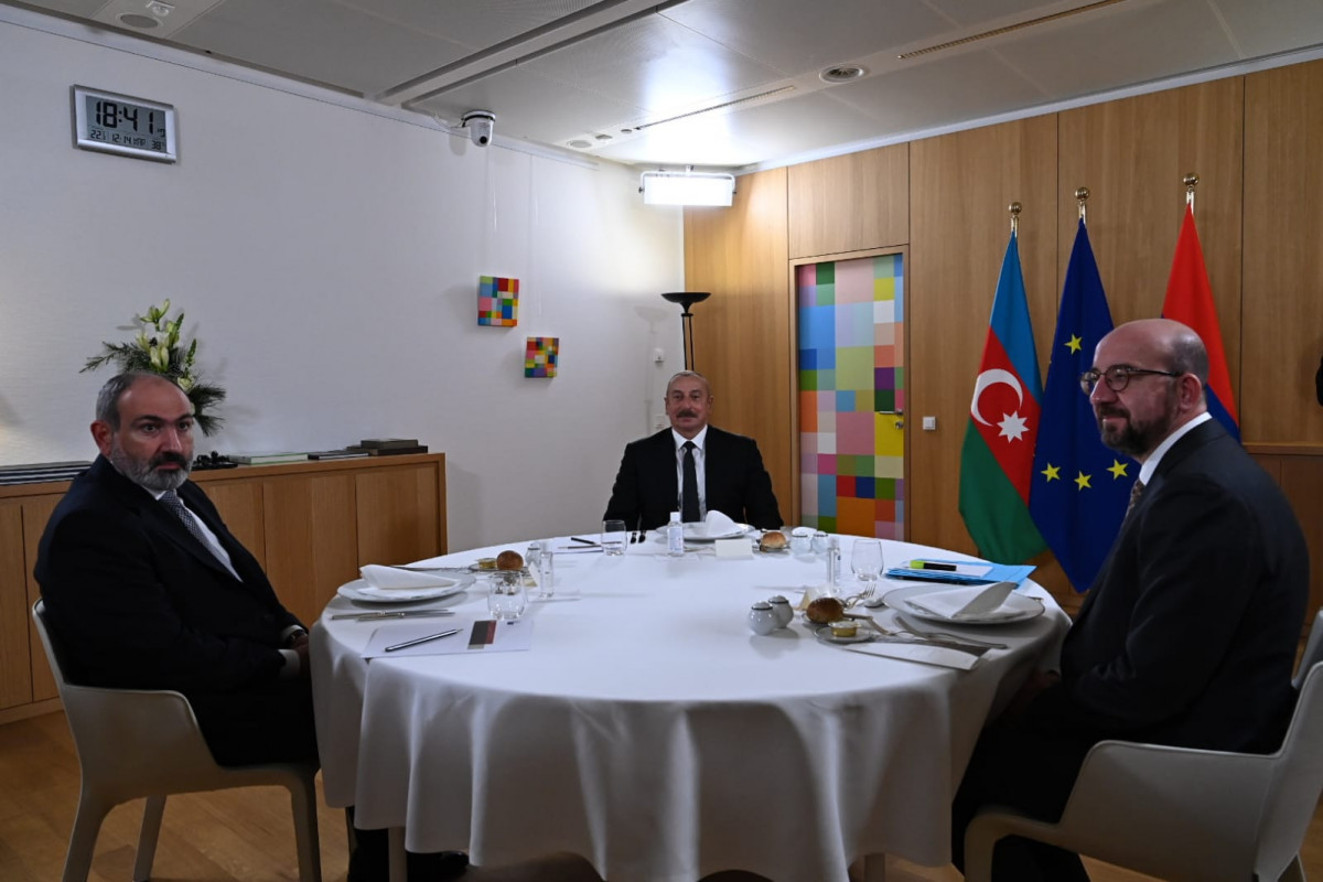 Brüsseldə Şarl Mişelin iştirakı ilə Azərbaycan Prezidenti və Ermənistan  Baş nazirinin görüşü başlayıb