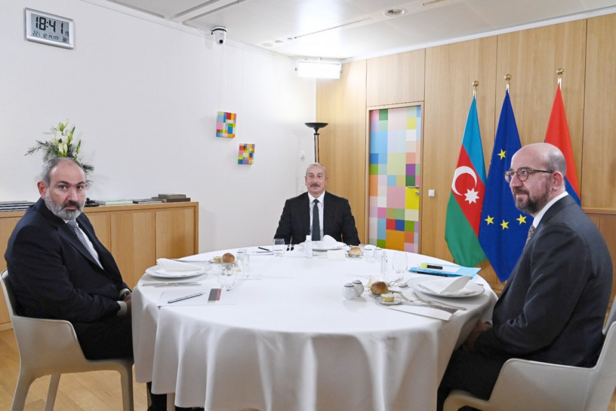 Prezident İlham Əliyevin Şarl Mişel və Nikol Paşinyanla nahar əsnasında birgə görüşü olub - VİDEO 