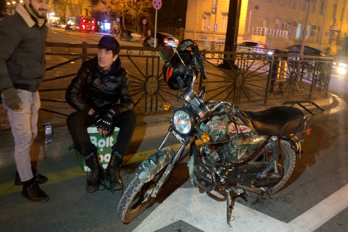 Bakıda motosiklet avtomobilə çırpılıb, xəsarət alan var  - FOTO  - VİDEO  - YENİLƏNİB 