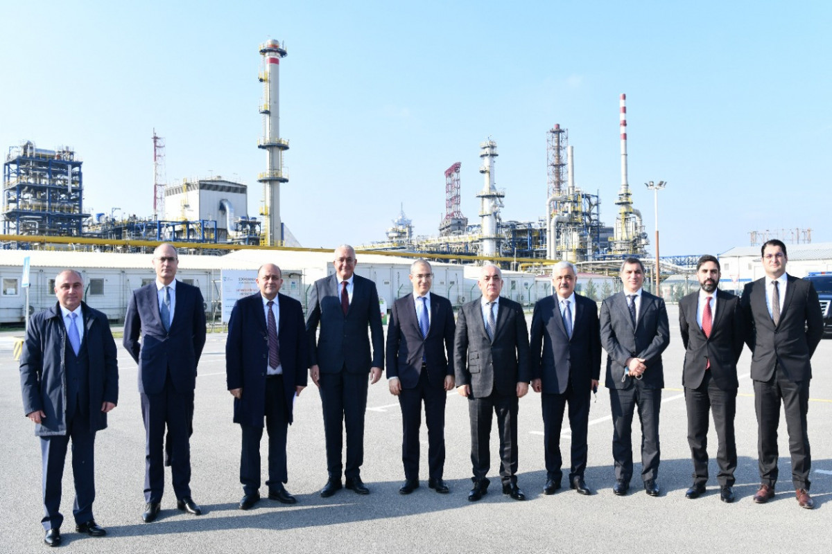 Baş nazir Əli Əsədov,  Heydər Əliyev adına neft emalı zavodunda