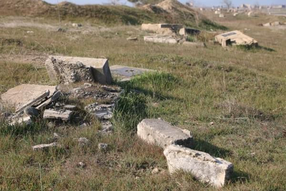 Омбудсмен представит отчет в международные организации в связи с разрушением кладбищ в Физулинском районе