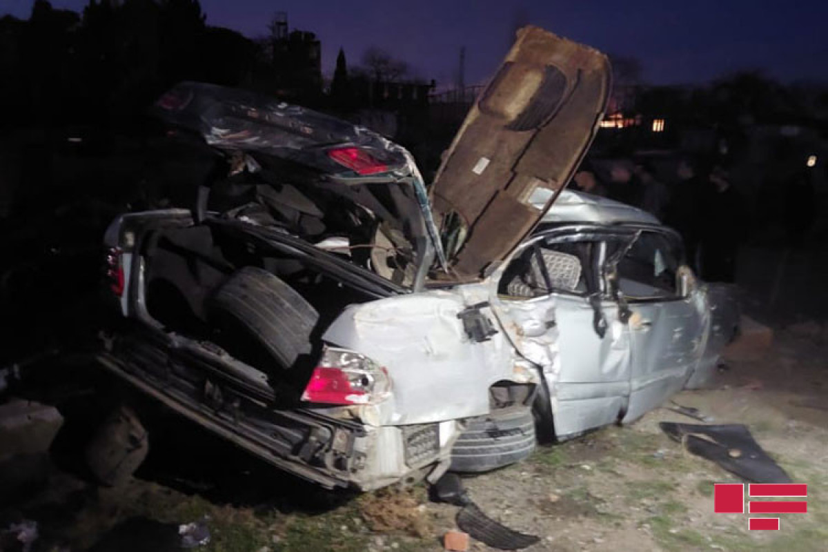 Qəzaya uğrayan "Mercedes" markalı minik avtomobili, Gəncə