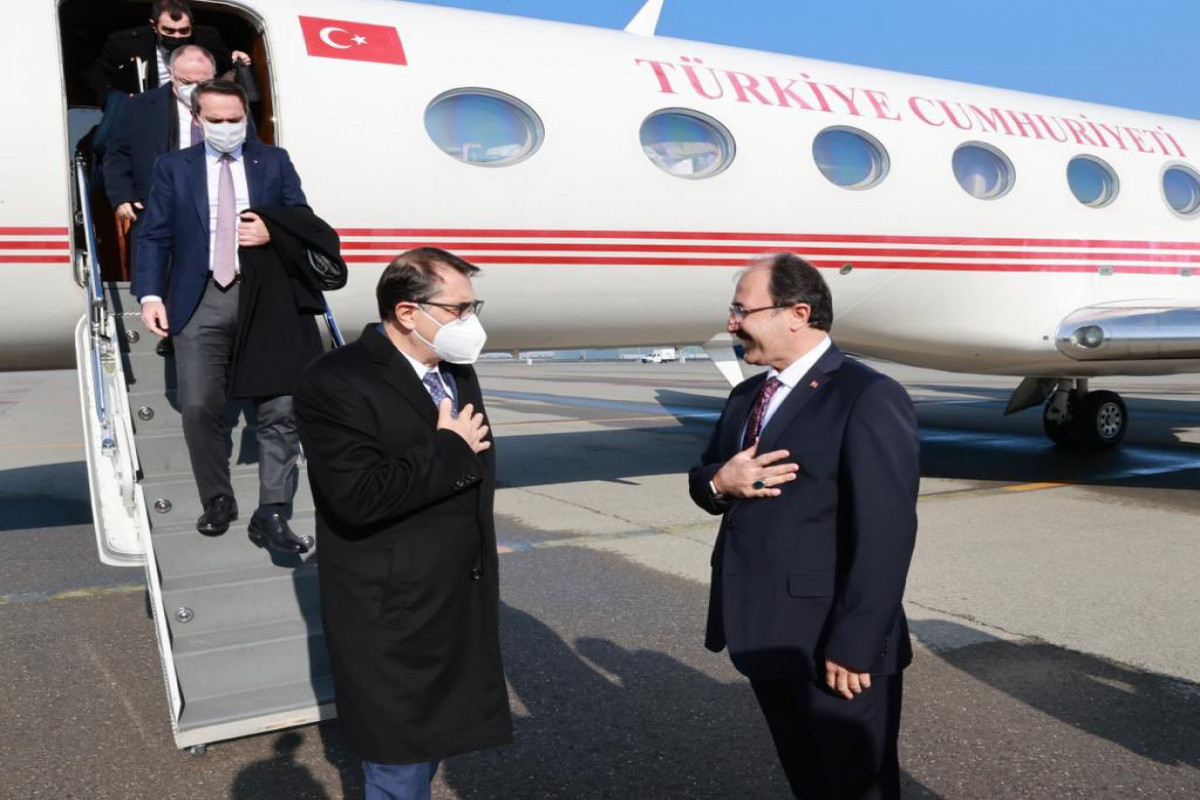 В Баку прибыл с визитом министр энергетики и природных ресурсов Турции
