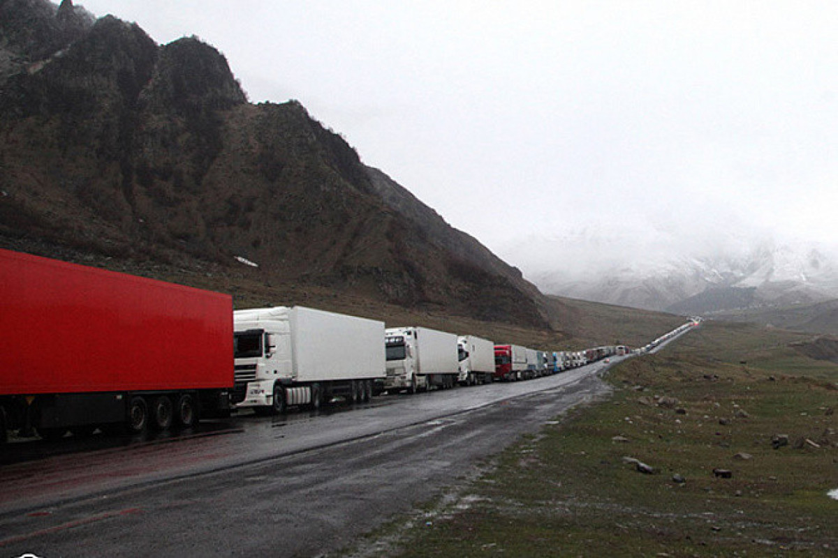 На грузино-российской границе скопились сотни армянских грузовиков