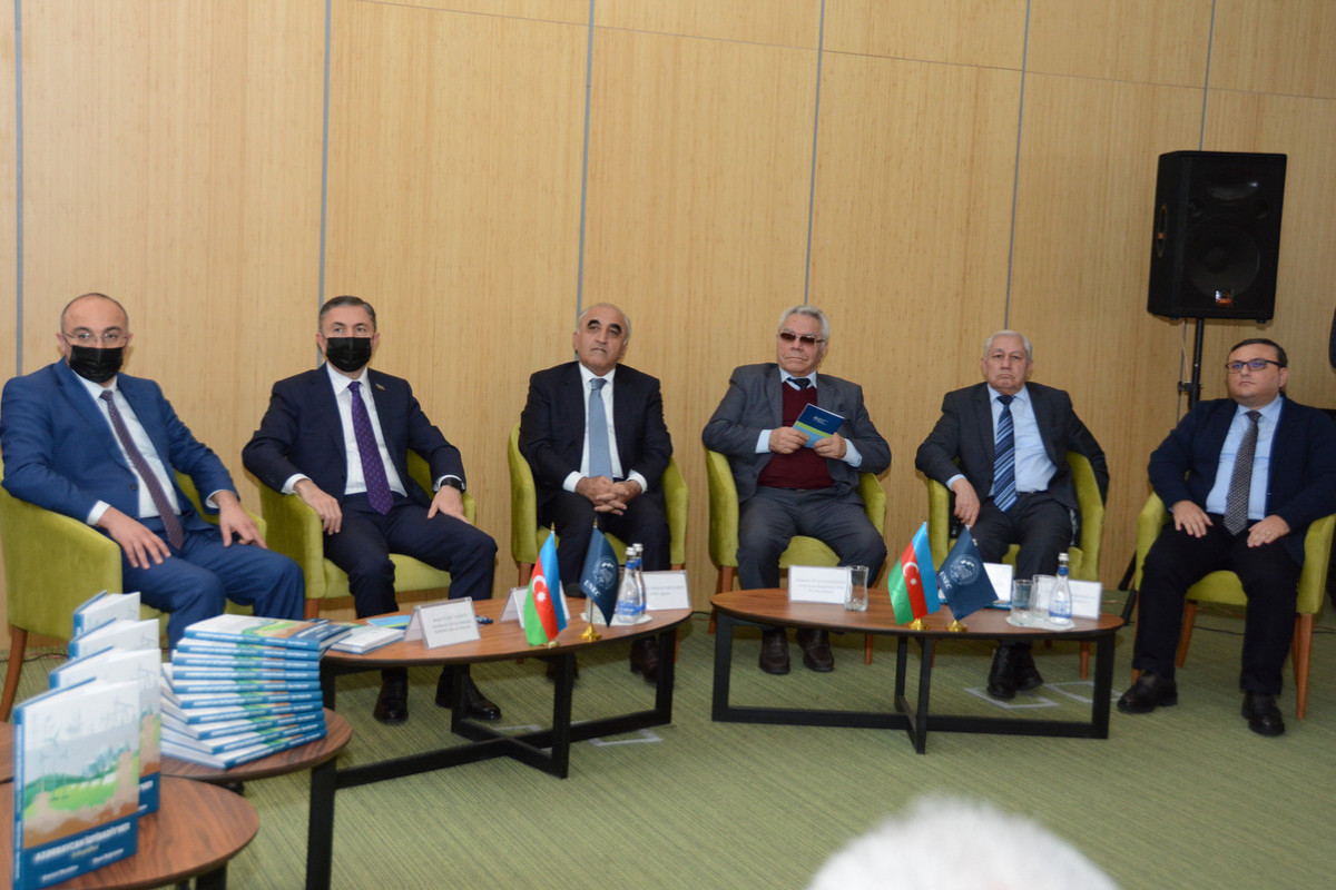 UNEC-də “Azərbaycan iqtisadiyyatı” kitabının təqdimatı olub - FOTO 