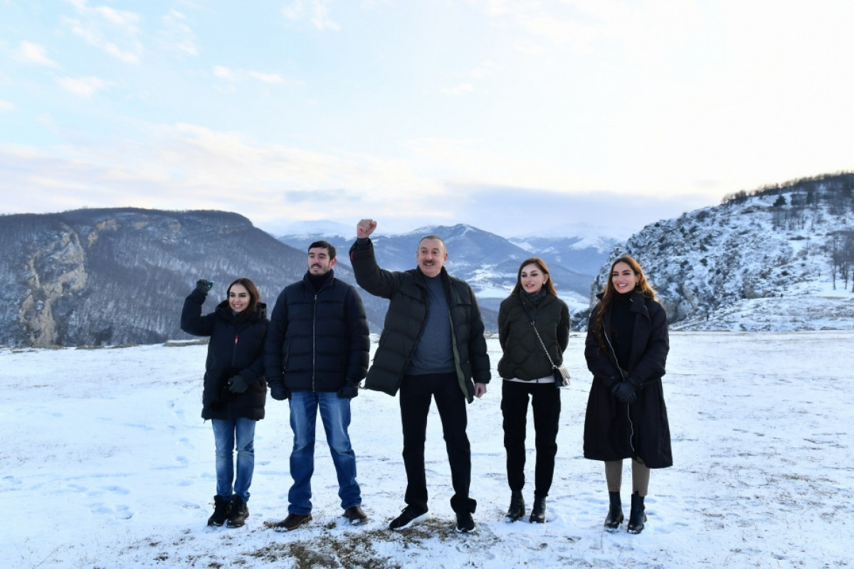 Prezident İlham Əliyev, birinci xanım Mehriban Əliyeva və ailə üzvləri Şuşa şəhərində olublar - FOTO  - YENİLƏNİB 