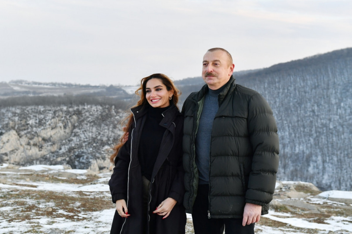 Президент Ильхам Алиев и члены его семьи в Шуше