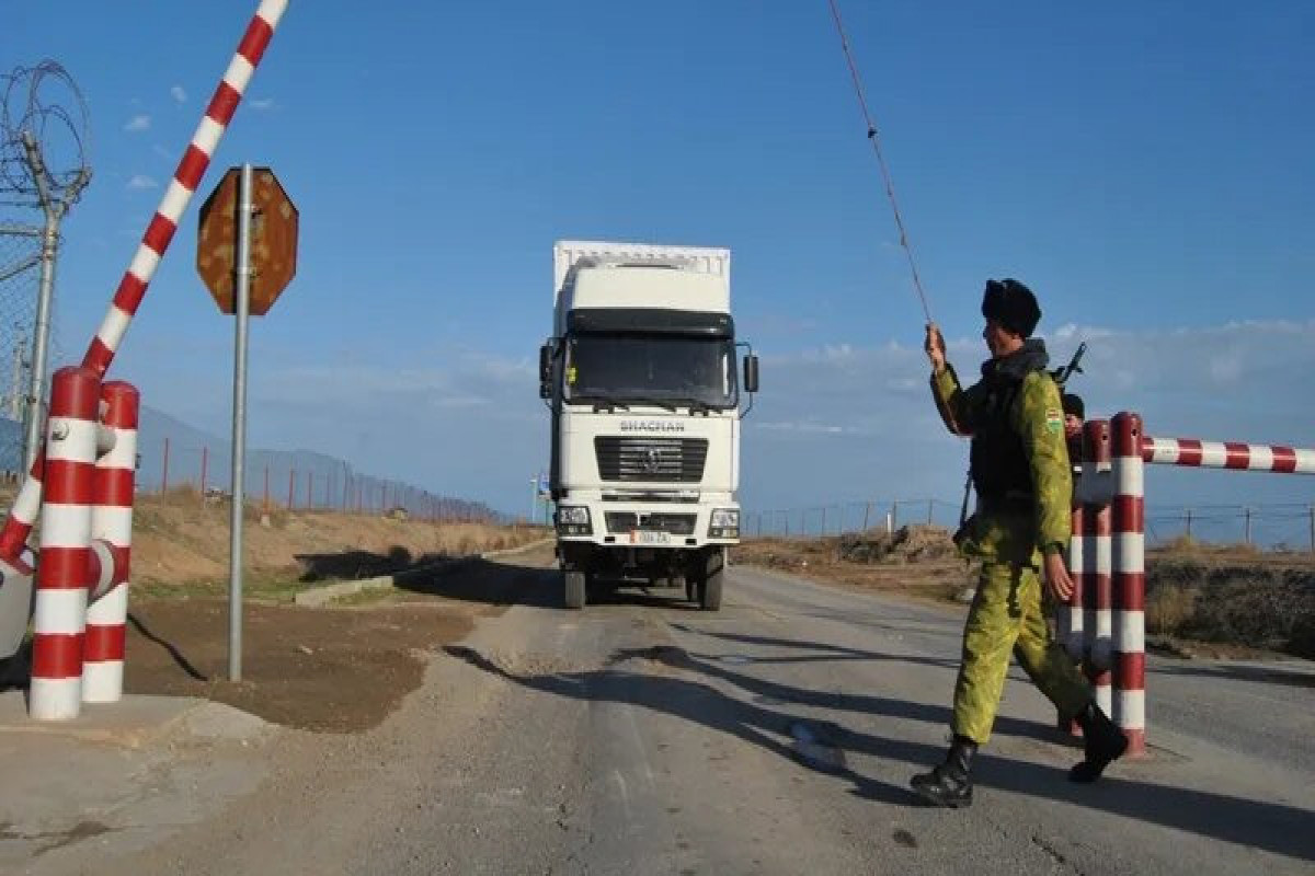 Граждане Таджикистана закидали камнями автомобили жителей Кыргызстана