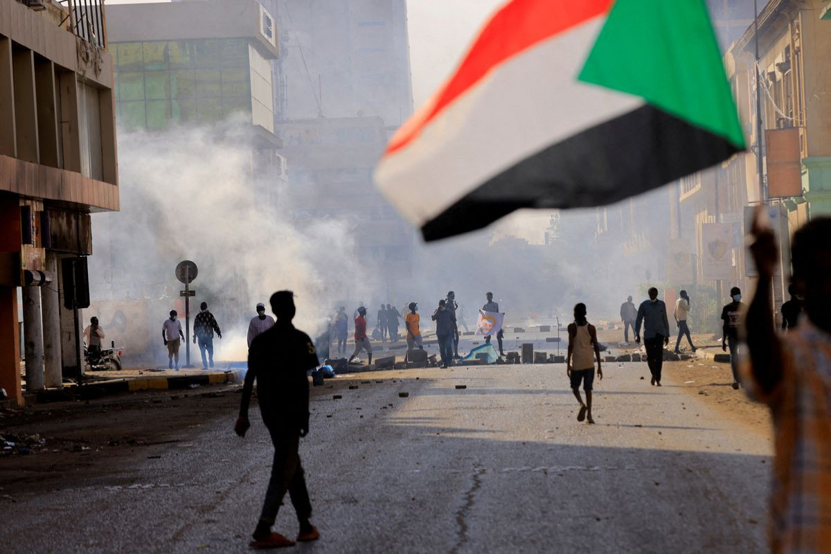 Sudan forces fire tear gas as protesters head to presidential palace