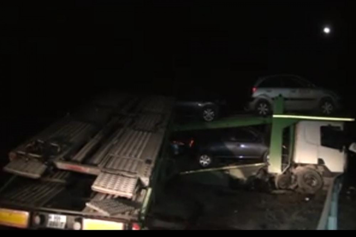 В Геранбое автовоз с партией автомобилей попал в ДТП-ФОТО 