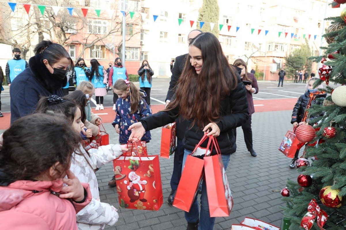 Лейла Алиева приняла участие в церемонии открытия очередного благоустроенного двора в Баку