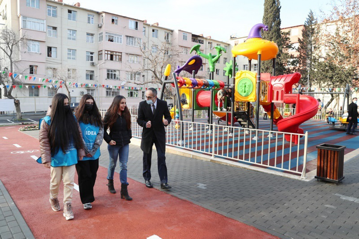 Лейла Алиева приняла участие в церемонии открытия очередного благоустроенного двора в Баку