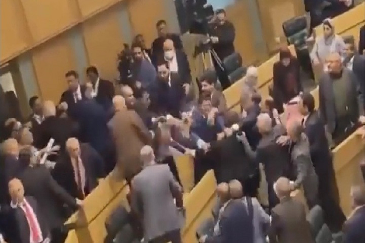 İordaniya parlamentində deputatlar əlbəyaxa dava edib - VİDEO